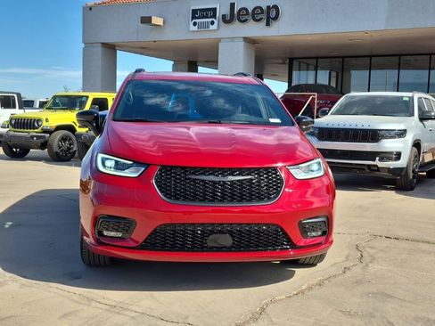 New 2025 Chrysler Pacifica Limited w/ Trailer Tow Group image 2