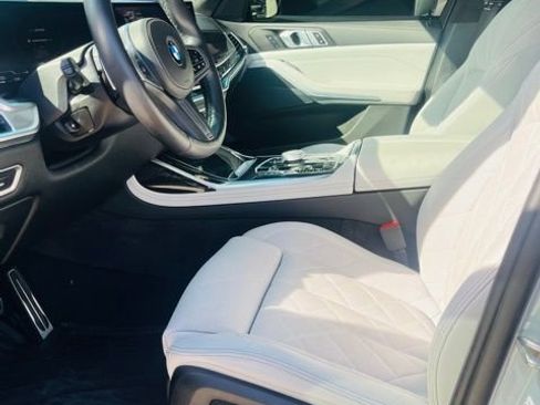 Used 2025 BMW X7 xDrive40i w/ M Sport Package image 9