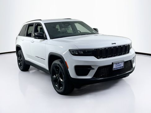 Used 2023 Jeep Grand Cherokee Altitude AWD/4WD image 3