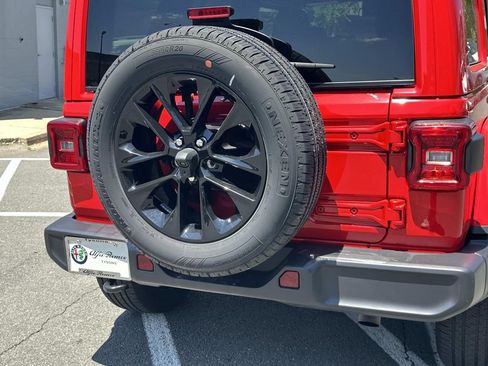 Used 2025 Jeep Wrangler Unlimited Sahara AWD/4WD image 11