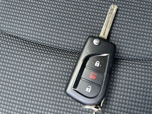 Used 2021 Toyota RAV4 LE AWD/4WD image 33