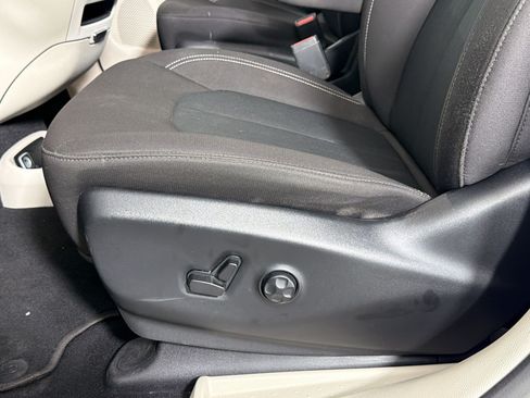 Used 2023 Chrysler Voyager LX FWD image 11