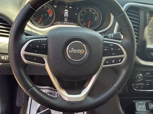 Used 2017 Jeep Cherokee Overland w/ Technology Group FWD image 16