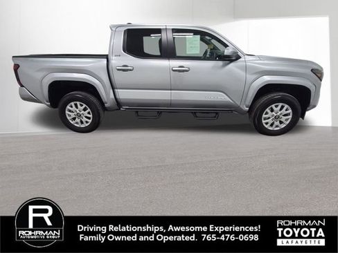 Used 2025 Toyota Tacoma SR5 AWD/4WD image 9