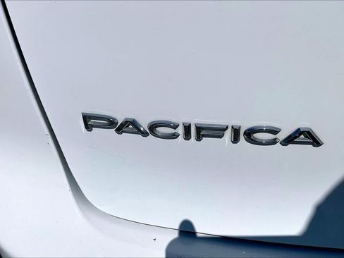 Used 2023 Chrysler Pacifica Touring-L FWD image 29