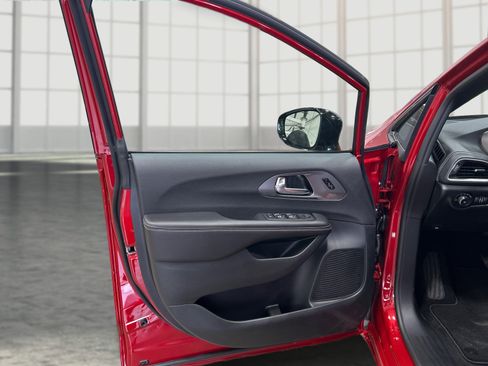 New 2026 Chrysler Pacifica Select AWD/4WD image 19