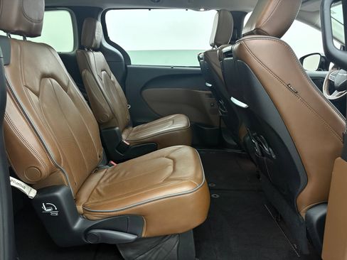 Used 2019 Chrysler Pacifica Limited w/ Tire & Wheel Group FWD image 33