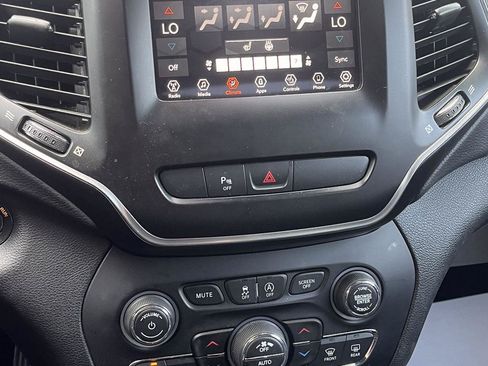 Used 2020 Jeep Cherokee Latitude Plus AWD/4WD image 19