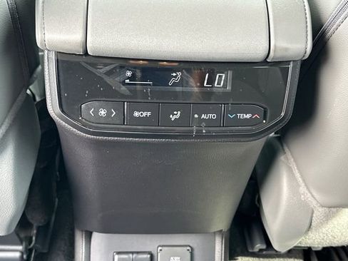 Used 2026 Toyota Highlander Limited AWD/4WD image 12