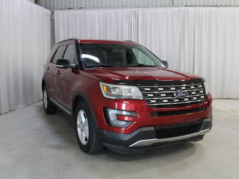 Used 2017 Ford Explorer XLT w/ Equipment Group 202A AWD/4WD image 38
