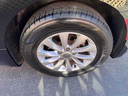 Used 2019 Chrysler Pacifica Touring-L image 6