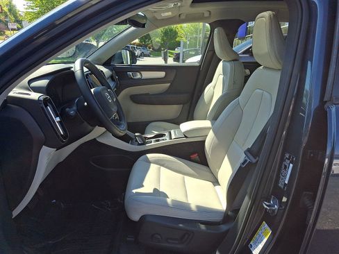 Used 2021 Volvo XC40 T5 Momentum w/ Premium Package AWD/4WD image 14
