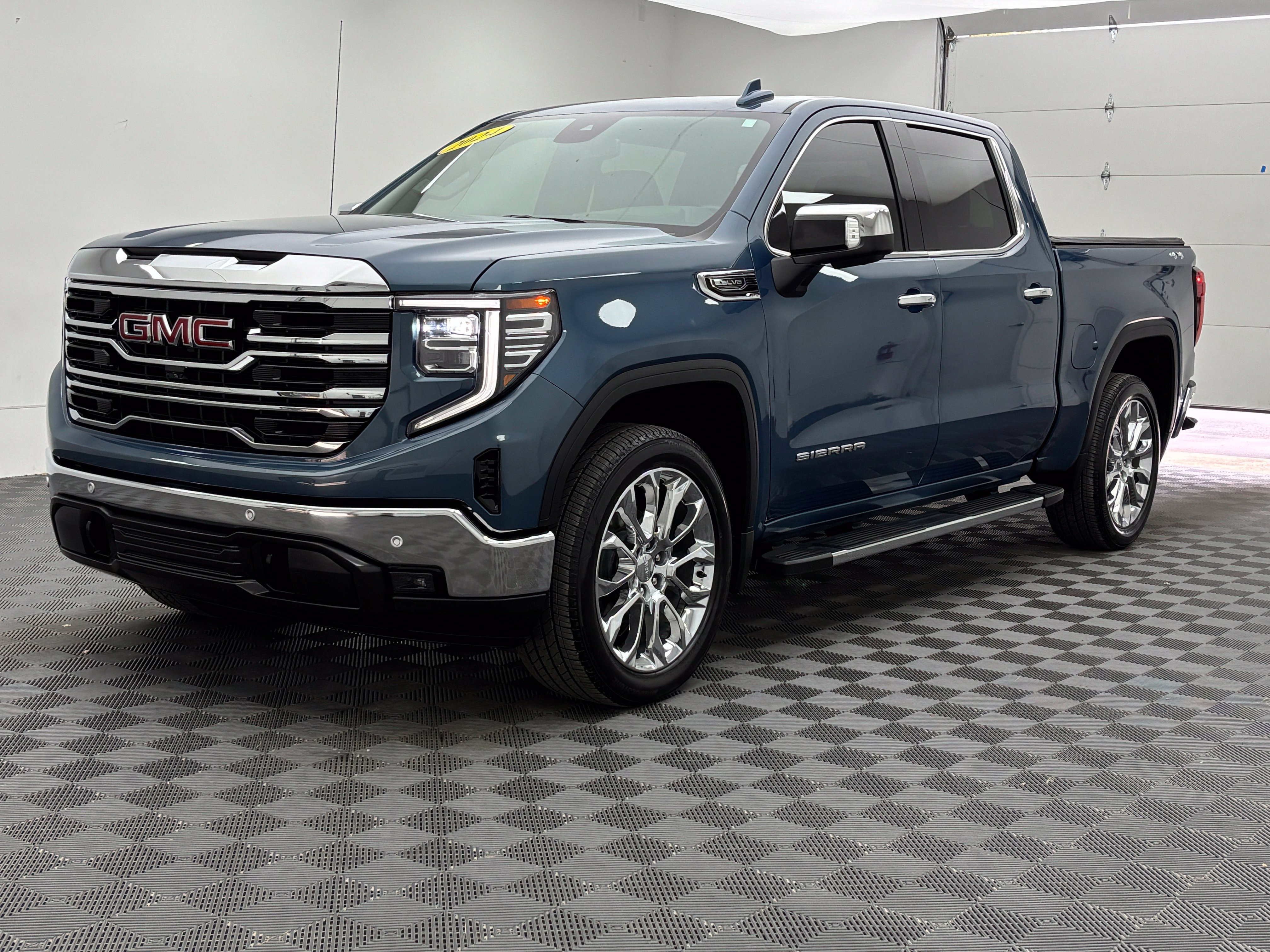 Used 2024 GMC Sierra 1500 SLT w/ SLT Convenience Package AWD/4WD image 2