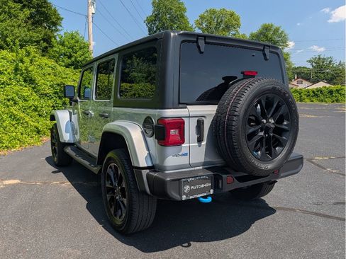 Used 2023 Jeep Wrangler Unlimited Sahara w/ Cold Weather Group AWD/4WD image 9