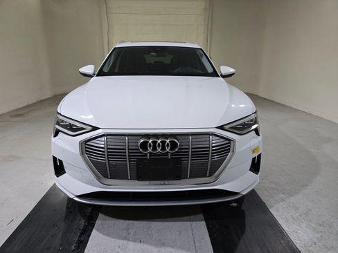 Used 2019 Audi e-tron Prestige w/ Prestige Package image 2