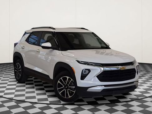 Used 2025 Chevrolet TrailBlazer LT w/ Driver Confidence Package AWD/4WD image 1