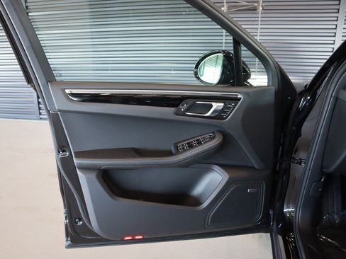 Certified 2025 Porsche Macan image 18