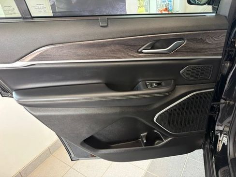Used 2023 Jeep Grand Cherokee L Limited w/ Luxury Tech Group II AWD/4WD image 19