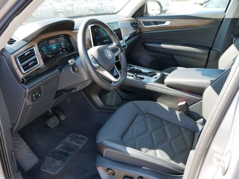 Used 2025 Volkswagen Atlas SE AWD/4WD image 13