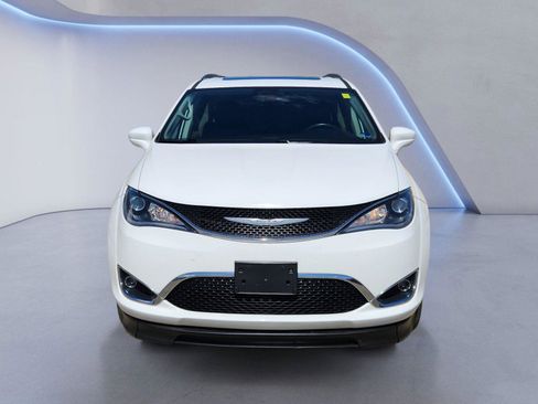Used 2018 Chrysler Pacifica Touring-L Plus FWD image 8