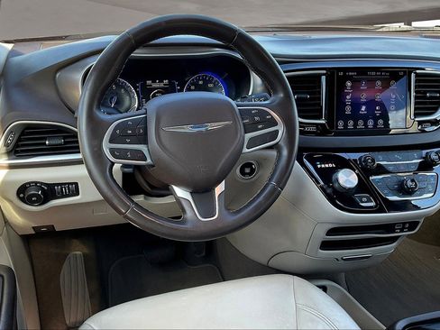 Used 2017 Chrysler Pacifica Touring-L image 8