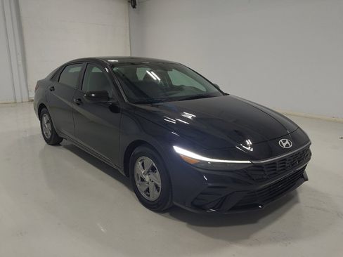 Used 2025 Hyundai Elantra SE FWD image 13