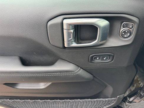 Used 2022 Jeep Wrangler Unlimited Sahara w/ Cold Weather Group image 19