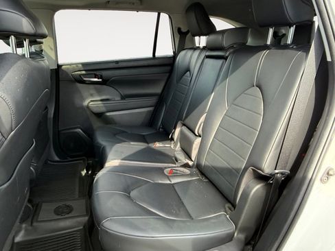 Used 2023 Toyota Highlander XLE AWD/4WD image 13