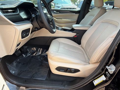 Used 2025 Jeep Grand Cherokee Limited w/ Luxury Tech Group II AWD/4WD image 17