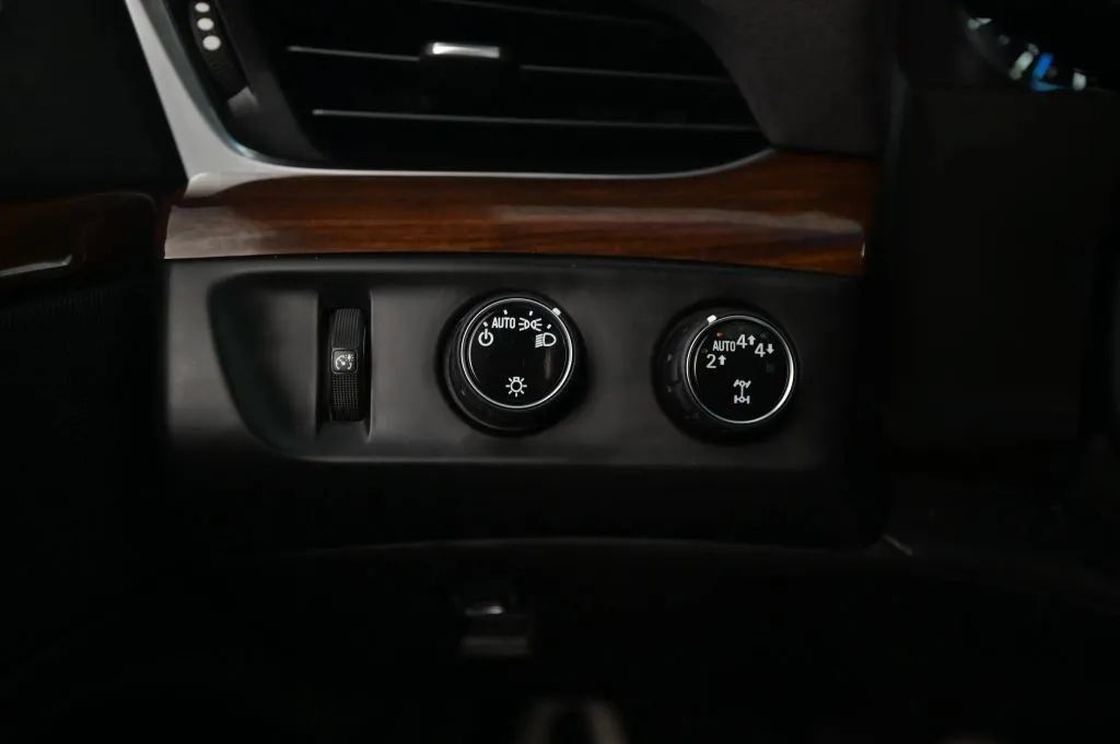 Used 2019 Cadillac Escalade Premium Luxury w/ LPO, Radiant Package AWD/4WD image 19