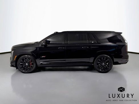 Used 2025 Cadillac Escalade ESV V w/ LPO, ONYX Package AWD/4WD image 9