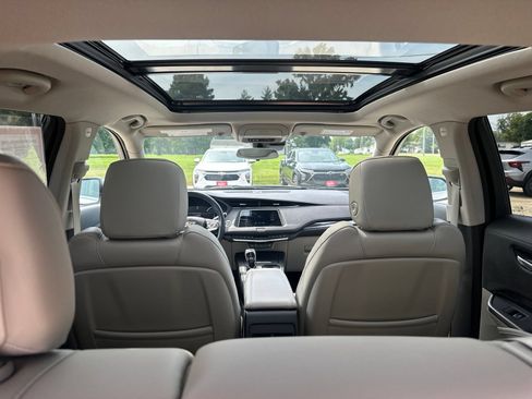 Used 2023 Cadillac XT4 Luxury w/ Cold Weather Package FWD image 25