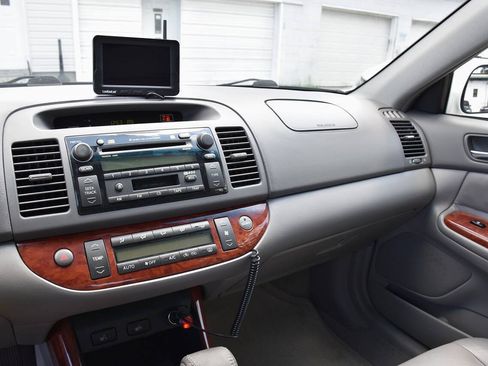 Used 2004 Toyota Camry XLE w/ VSC & Side Airbag Pkg FWD image 20