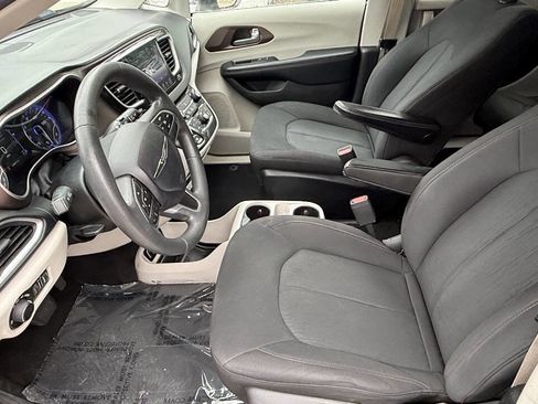 Used 2017 Chrysler Pacifica Touring FWD image 31