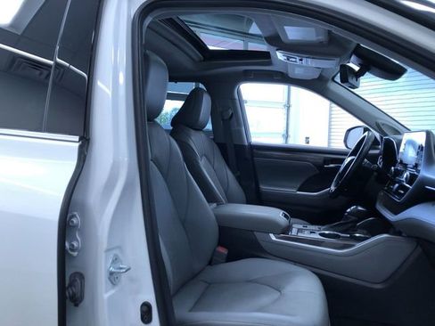 Certified 2021 Toyota Highlander Limited FWD image 22