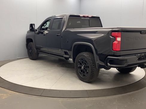 Used 2024 Chevrolet Silverado 2500 High Country w/ High Country Premium Package AWD/4WD image 2