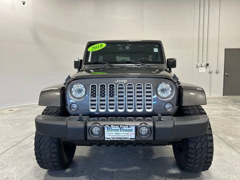 Used 2018 Jeep Wrangler Unlimited Sahara w/ Connectivity Group AWD/4WD image 3