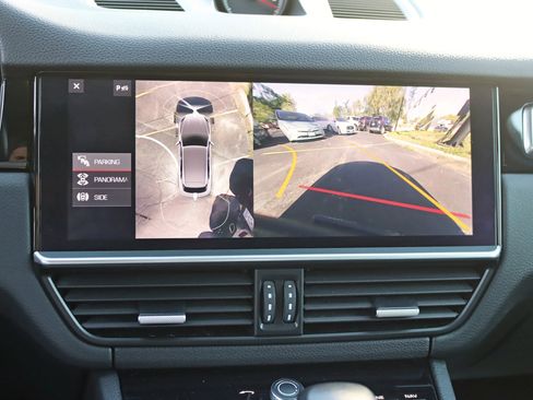 Used 2020 Porsche Cayenne Sport Utility 4D image 22