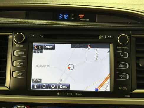 Used 2019 Toyota Highlander XLE image 3