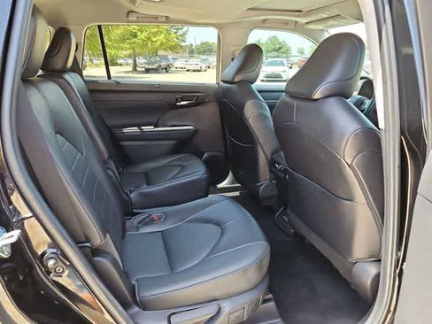 Used 2022 Toyota Highlander XLE FWD image 19