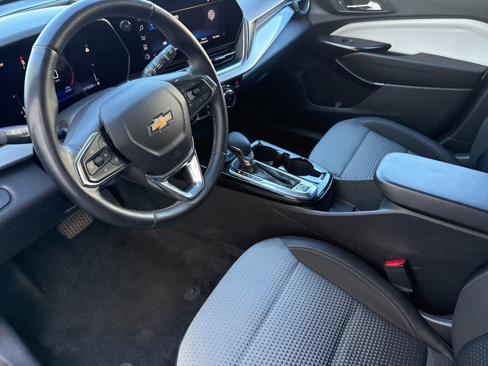 Used 2024 Chevrolet Trax LT w/ LT Convenience Package FWD image 11