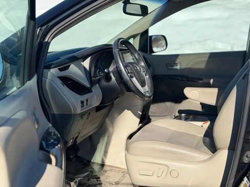 Used 2017 Toyota Sienna XLE image 8