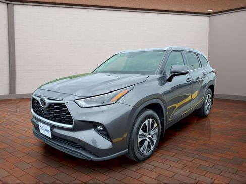 Used 2022 Toyota Highlander XLE AWD/4WD image 4