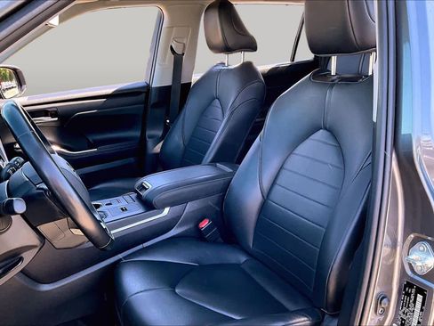 Used 2021 Toyota Highlander XLE FWD image 7