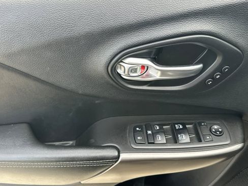 Used 2019 Jeep Cherokee Limited w/ Technology Group AWD/4WD image 13