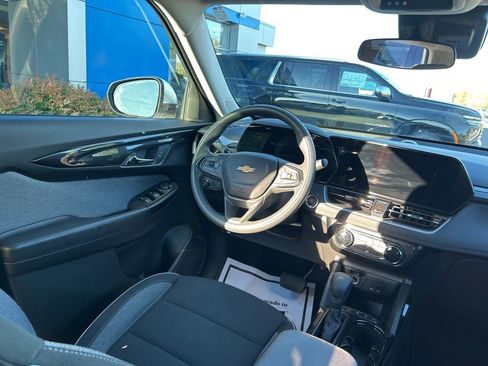 Used 2024 Chevrolet TrailBlazer LT AWD/4WD image 17