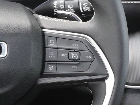 Used 2025 Jeep Grand Cherokee Laredo AWD/4WD image 21