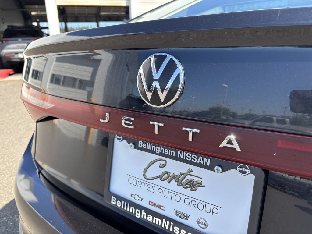 Used 2025 Volkswagen Jetta SE FWD image 10