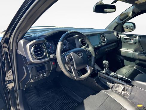 Used 2017 Toyota Tacoma TRD Sport image 17