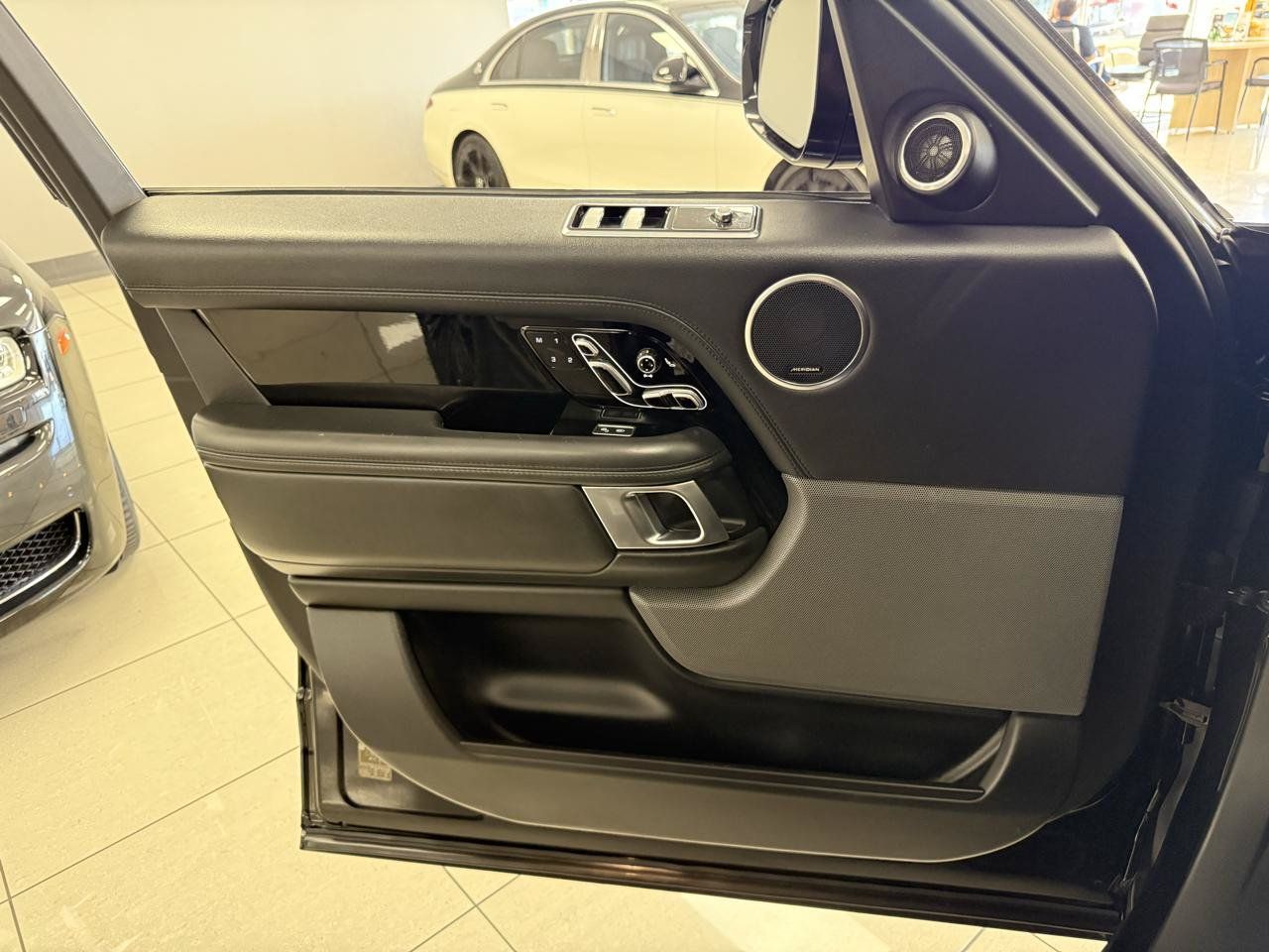 Used 2019 Land Rover Range Rover Long Wheelbase Supercharged AWD/4WD image 9